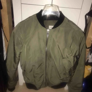  - En grön bomberjacka i storlek M från VeroModa. Använd ett fåtal gånger men bra skick, som ny