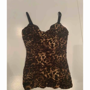  - Leopardtop med spetsdetaljer, köpt i New York på Macys, aldrig använd. Reglerbara band & dragkedja där bak. Frakt ingår i priset! 
