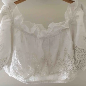  - Vit topp från Linn Ahlborgs kollektion med nakd!! ⭐️ Så fin och helt perfekt på sommaren. 💙👏🏻 Skriv till mig för fler bilder eller frågor. 