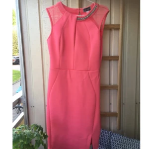  - Klänning från Lipsy London  Köptes för 1000 kr  Stretchig och väldigt smickrande. Använd en gång. 