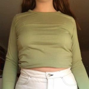  - Säljer denna gröna tröjan från weekday! Den är knappt använd!💚