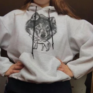  - Säljer denna balla vita hoodie med en varg på framsidan!❤