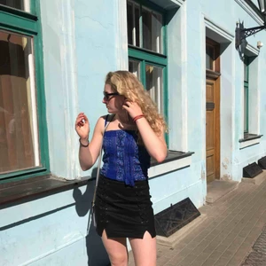  - Jättefint blått linne från hollister. Säljer då den tyvärr inte kommer till användning. Normal i storleken och i bra skick. Frakt tillkommer.