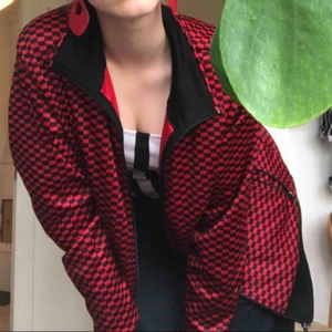  - En jättefin tröja i svart och röd rutigt tyg. Jag köpte den på myrorna men den kom aldrig till användning hos mig. Den e lite oversized men på mig som är storlek M i vanliga fall🐠🥰🍎