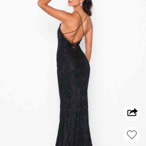  - Lace Strappy Mermaid Gown från Nelly, oanvänd endast provad hemma 💓  Priset kan diskuteras vid snabb och smidig affär