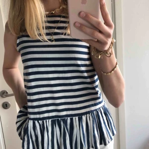  - Säljer den här superfina blusen från Zara. I väldigt bra skick då jag knappt använt den.  Köparen står för frakten. Möts upp i centrala Stockholm.