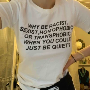  - Statement t-shirt, glömt vart jag köpt den. I princip oanvänd och helt flawless😘 frakten ligger på ca 35 kr men kan även mötas upp i centrala Uppsala!