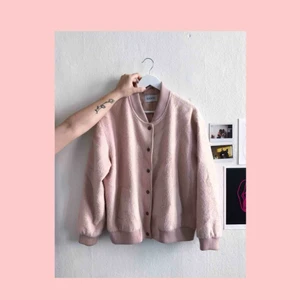  - Puderrosa jacka från Ganni i 45% ull.  Nästan oanvänd och i mycket fint skick. 