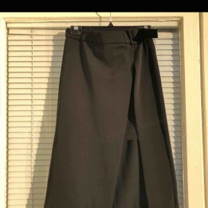  - Elegant kjol med skärp, gardinliknande fall och kort framtill. Klockren till vit skjorta alt. enkelt linne. Köpte här på Plick men missförstod storlek, midjan går inte att justera och motsvarar kanske en 34/36🌟