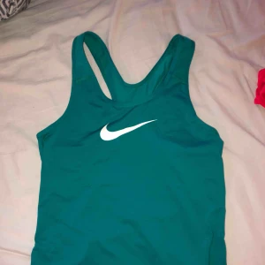  - Turkost träningslinne från Nike i fint skick! 🤸🏼‍♂️ Köparen står för frakten, frakt 42kr! Pris kan diskuteras!