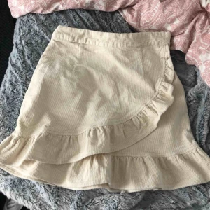  - Säljer denna benvita kjol ifrån Bikbok pågrund av att den ej kommit till användning. Frakt tillkommer, hör av er om ni är intresserade💓💕💞