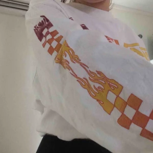  - Vit tröja från VANS med coolt tryck. Storlek XL men passar oversized på mindre storlekar.