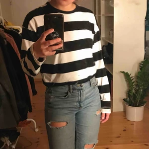  - Skön svart/vit tröja ifrån Carlings. Frakt ingår i priset🦋