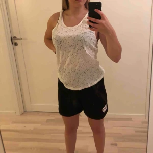  - Basket linne i spets. Inga fläckar. Betala frakt själv