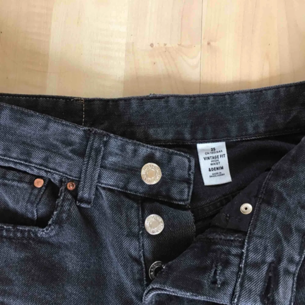 Ett par jättefina svarta mom jeans som tyvärr blivit alldeles för små på mig:( Köpta på H&M och motsvarar strl XS ungefär💓 Kan mötas upp i Uppsala men annars står köparen för frakt. Jeans & Byxor.