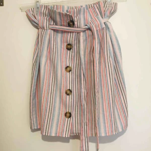  - Supersöt kjol som tyvärr är för liten för mig. Fint skick💓Jag bjuder på fraktkostnaden 💌