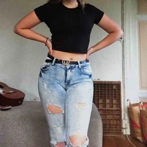  - Superfina lågmidjade jeans med hål. Jättesköna och sitter som en smäck. Lite långa på mig som är 164 men går att vika upp. Köparen står för frakten<33❤️