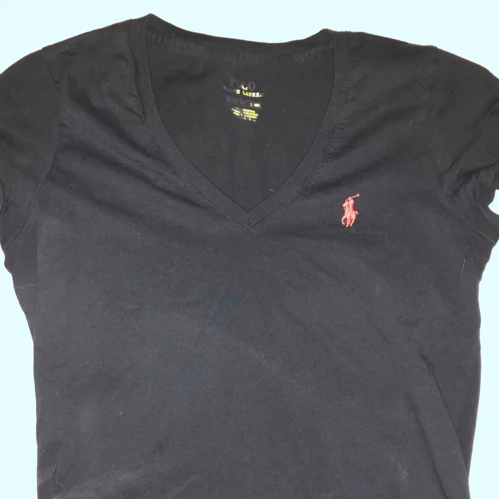V ringad t shirt från Ralph lauren köpt i USA förra sommaren å knappt använd💕. Skjortor.