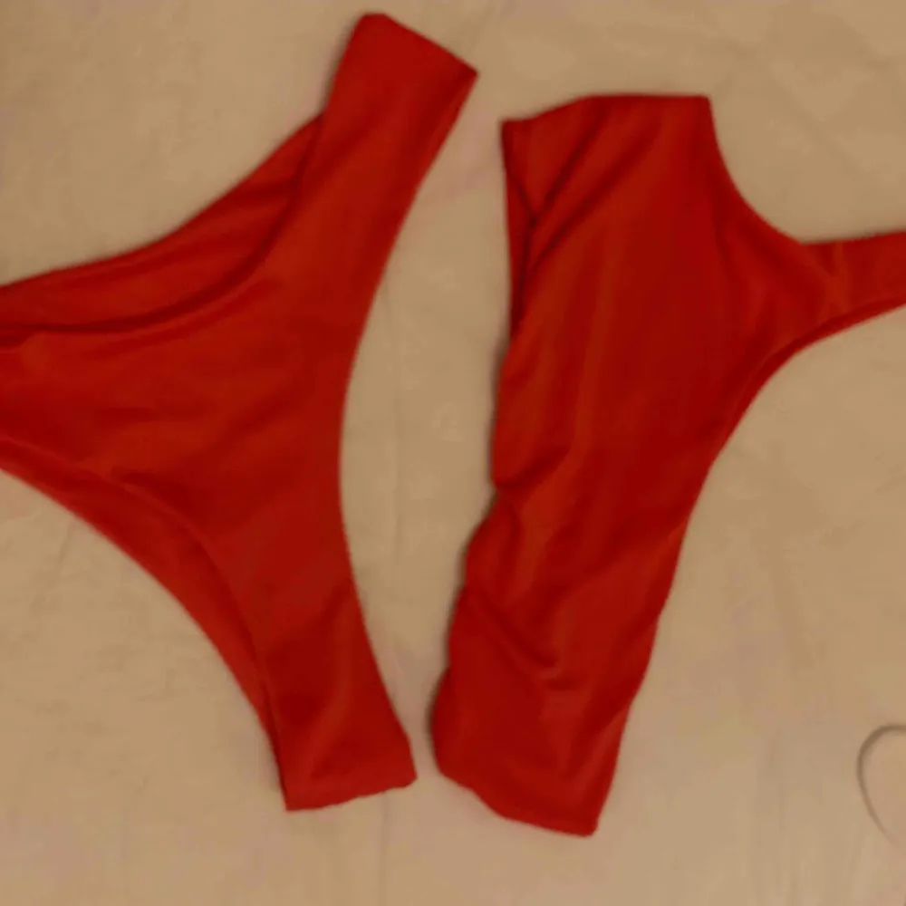 Oanvänd bikini från Zaful. Röd i färgen. jag aldrig använt bikinin endast provat så den är i nyskick. Köparen står för ev frakt. Övrigt.