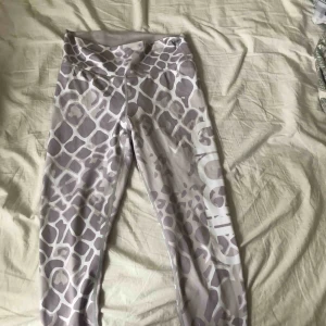  - Bekväma högmidjade träningsbyxor i storlek S! Passar även M 