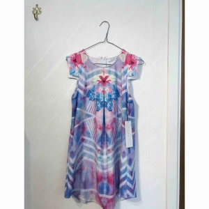  - Helt oanvänd klänning från Ginger Fizz. Dragkedja bak i ryggen. Frakt inräknat i priset 