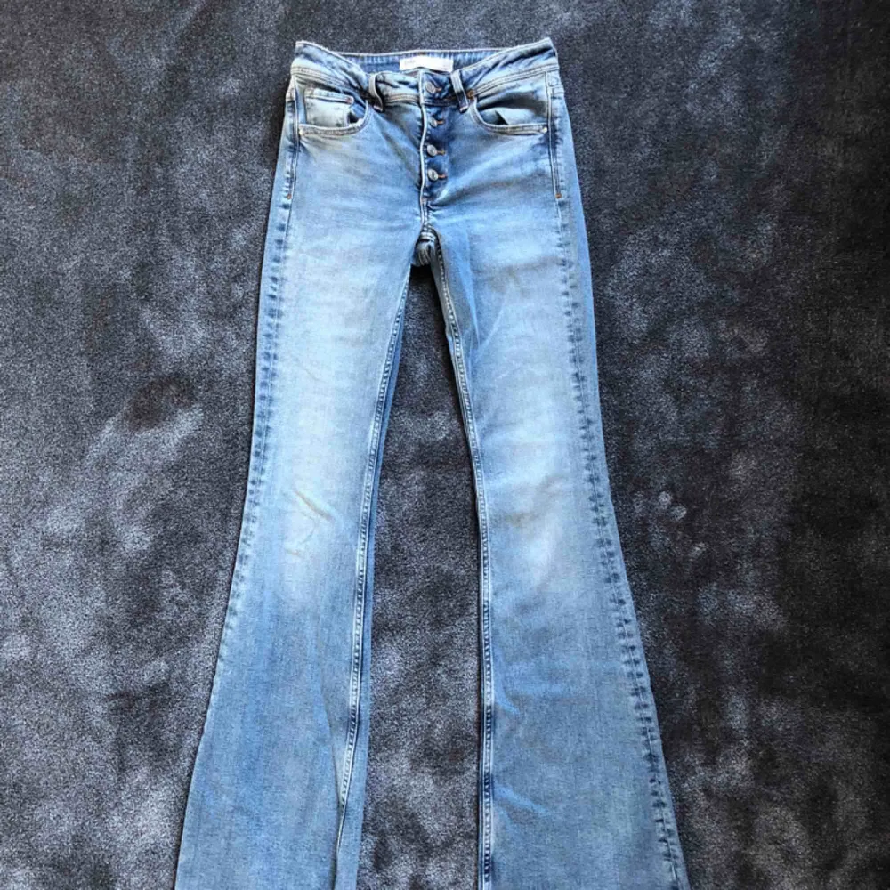 Helt nya och oanvända jeans från Zara. Tyvärr för små för mig. Dom är verkligen super snygga!!. Jeans & Byxor.