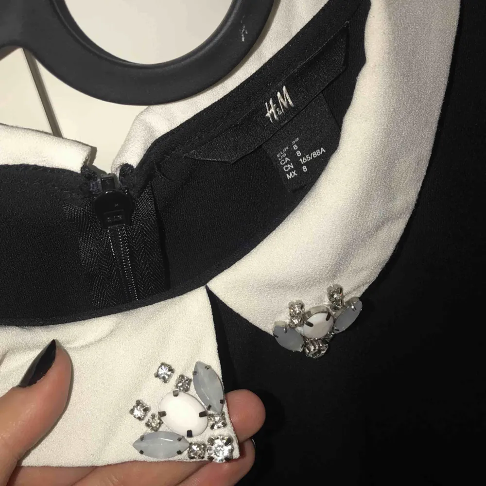 Fin blus från H&M med vackra detaljer på kragen, inköpt för 2år sen. Nypris låg på ca 200kr  Storlek: 38  Möts upp i Stockholm ❤️. Blusar.
