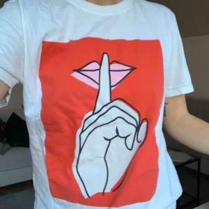  - T-shirt med tryck från Asos.