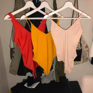  - 3 st baddräkter, den rosa aldrig använd. (Röd är body) 100kr för alla!