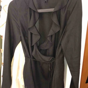  - Mer som en S. Som ny. Omlottblus med volang. 