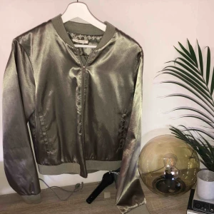  - Knappt använd jacka som passar perfekt till sommaren!