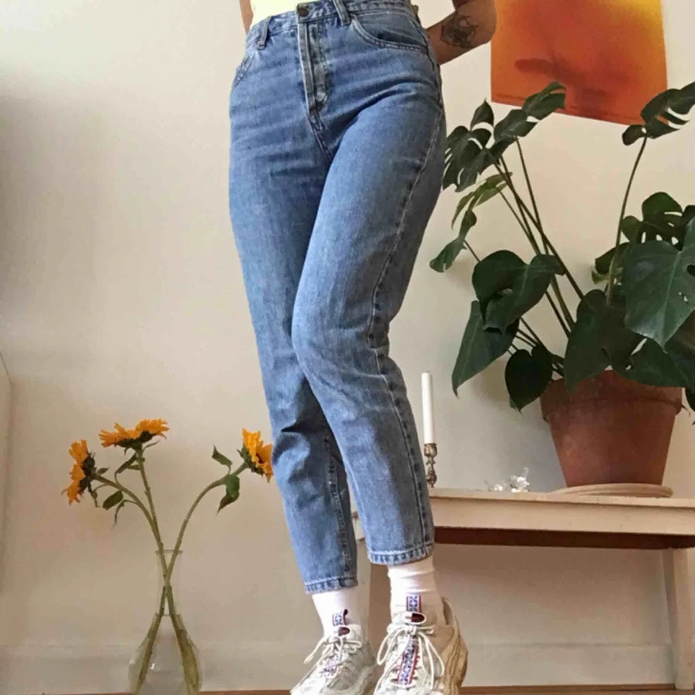 Typ mom jeans modell från Pull&Bear. Står storlek 34, men skulle väl säga kanske en w25-26 och l30 😊 jättesnygga på och perfekt blå denimfärg . Jeans & Byxor.