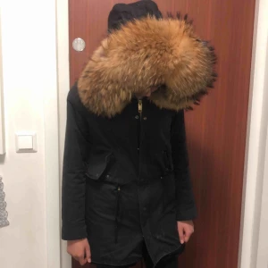  - Svart vinterjacka nypris 8500kr säljs för 1500kr.  Äkta pälskrage, vid intresse finns fler bilder. Finns lite slitage därför säljs för 1500kr.  Köparen står för frakt!