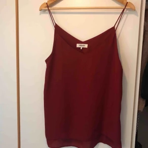  - Somrigt och skönt linne. Ej genomskinlig. 🌺 rensar  garderoben. Så samfraktar gärna billigt om du hittar något annat du vill ha! 💌