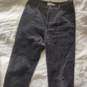  - Blå manchesterbyxor från other stories som är använda men i gott skick. Kan användas av 38or om för lite lösare passform också! En bälteshylsa är lös men kan lätt sys fast igen. Skickas mot frakt!