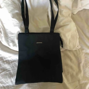  - Fin retroväska, 80/90-tal. Lite längre band, men funkar fint på axeln. 