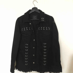  - Svart jeansjacka från Zara med silverringar och rawcut kant. Kan fraktas!