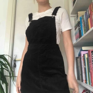  - Hängsleklänning🖤 använd ca två gånger, kommer dåligt till användning drf den säljs. Kontakta för fler frågor eller bilder!!💖💗