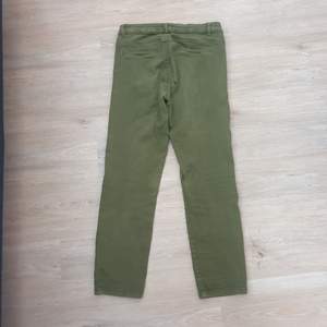 Ett par militärgröna boyfrined jeans från Gina Tricot i storlek 38, säljer de pga att de blivit för små. De är i nytt sick och sitter bra på.