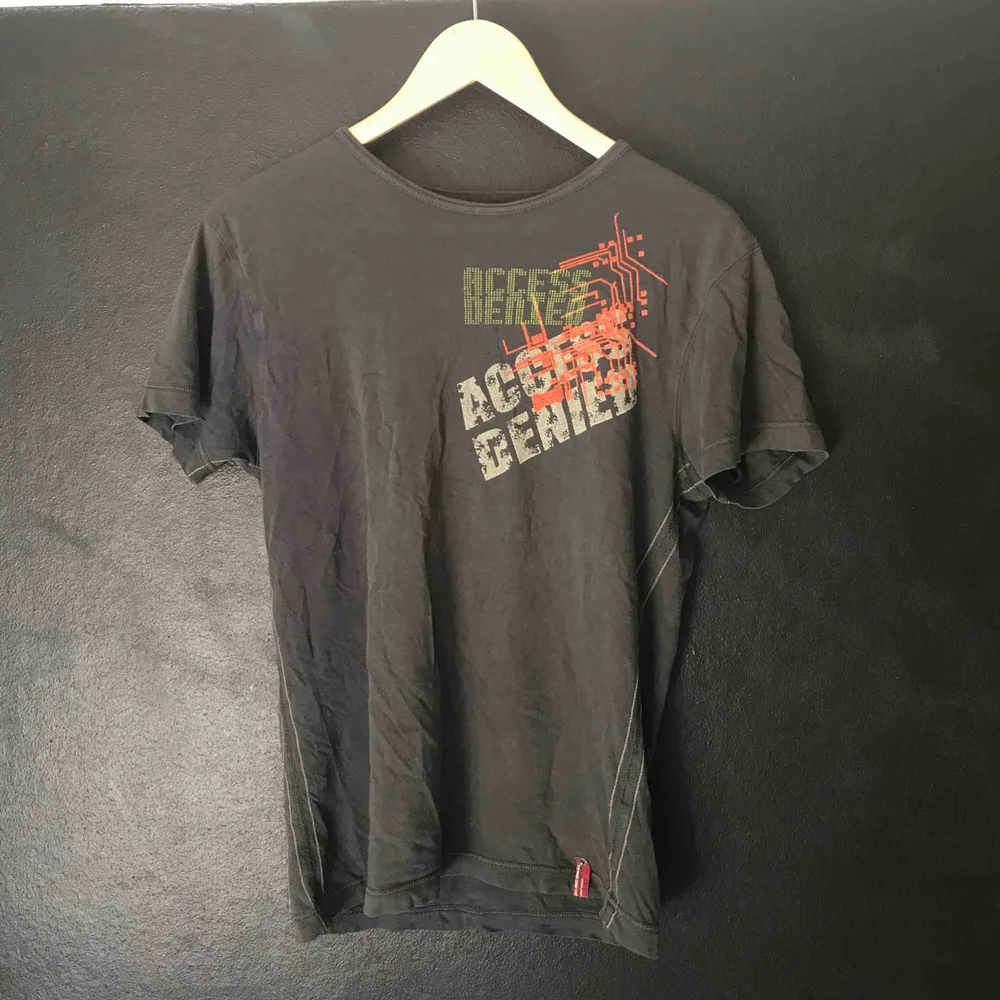 Mörkgrå t-shirt från Jack & Jones i begagnat skick. Storlek står ej men uppskattningsvis S/M. . T-shirts.