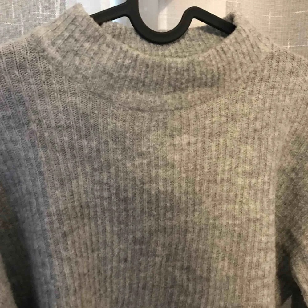 Stickad tröja från H&M. Den är cropad och vida i armarna. Köparen står för eventuell frakt men kan även mötas upp i Stockholm.. Tröjor & Koftor.