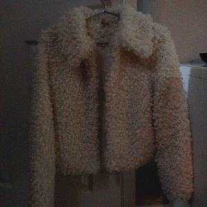  - Köpte denna på H&M för 600kr. Har endast använt 2/3 gånger, helt felfri. Den är dock lite för stor för mig och använde den då inte. Jag är ca 155 cm (ganska liten) och den är då lite för stor för mig. Den funkar perfekt när du vill vara lite extra fin.