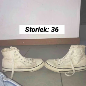  - Ett par vita höga sneakers med dragkedja på insidan i storlek 36! De är använda och har får lite smuts på sig men är väldigt enkelt att ta bort då de är tygskor (kan tvättas) 💕