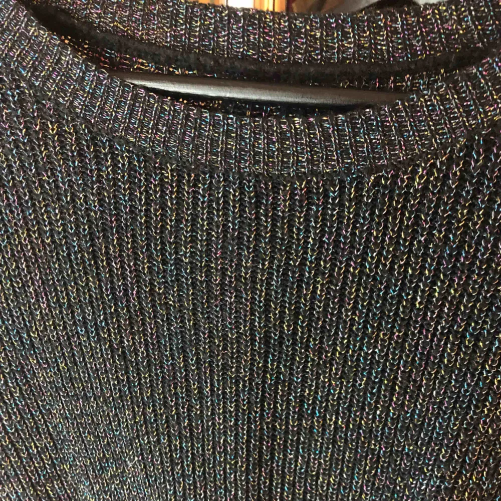 Sweater Condition: great condition Color: black w/ colorful glitters . Toppar.