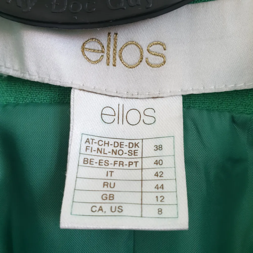 Fin grön jacka från Ellos i storlek 38 den här bara legat i garderob. bra skick! finns i Malmö! kan skickas men blir nog dyr frakt. Jackor.
