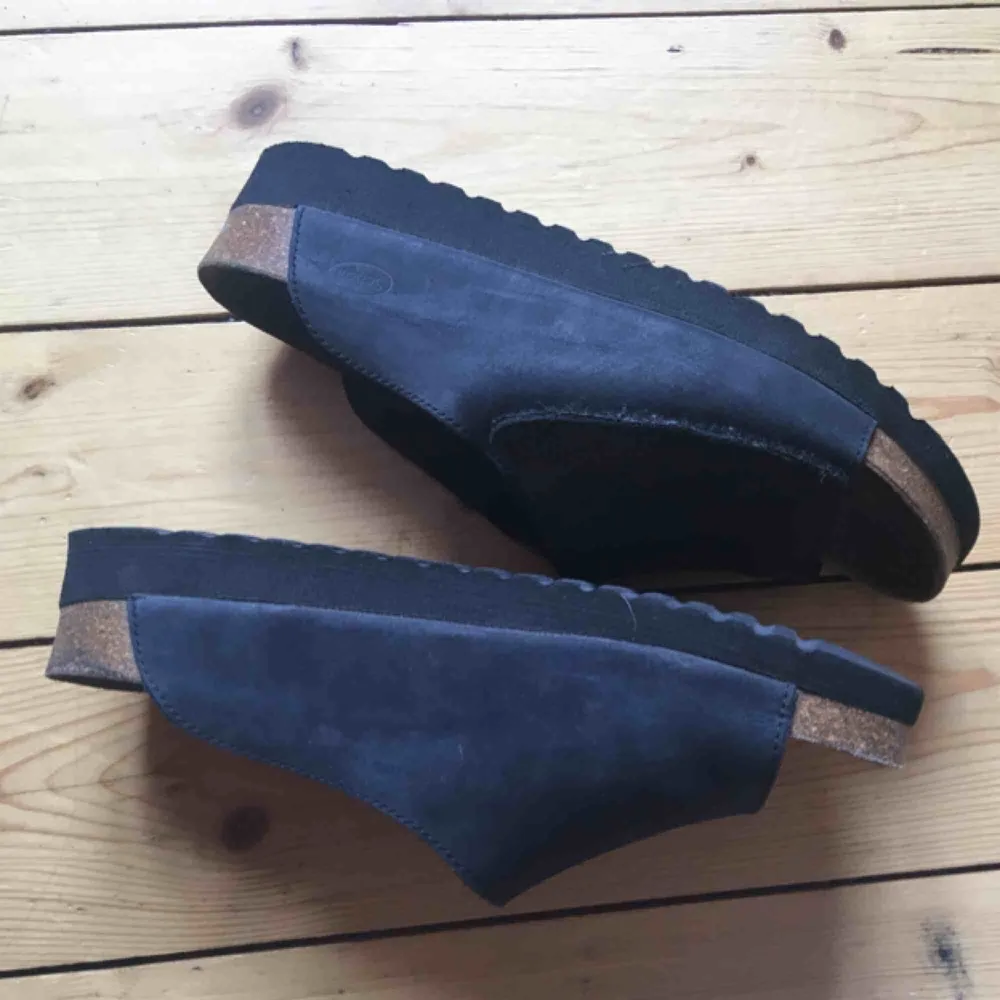 Säljer mina fina Scholl sandaler i 38 😻 De har lite platå och knäpps med ett stort kardborreband! Kan mötas i Stockholm! Om de ska skickas betalar köpare frakten🤠. Skor.