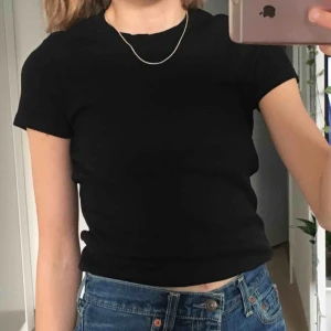  - Svart T-shirt från Monki