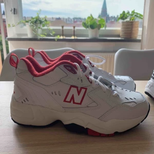  - New Balance i modellen 608. En Retro modell som är såå fin till sommaren!! Säljes pga för stora för mig. 