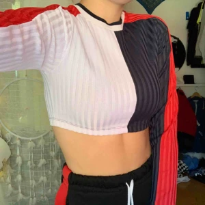  - Långärmad croptop från asos, (byxorna på bilden finns i mitt flöde) fick av en vän men den är ej mycket använd. Som ny!! Priset går att diskutera! Frakten ligger på ca 35 kr men kan även mötas upp i centrala Uppsala!