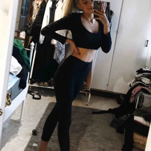  - Säljer ett set (tröja med luva och leggings). Inköpt här på plick men för litet..;( Frakt tillkommer. 